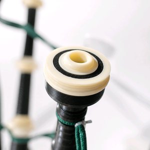 แบ็กไปป์คุณภาพสูง JB Hawks รุ่น Great Highland Bagpipe-001 สีงาช้าง พร้อมหัวแหวนแบบขัดเงา ตกแต่งด้วยลูกปัดอย่างประณีต - Product Image 2