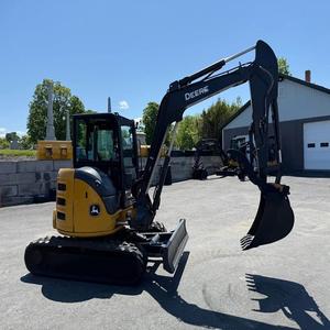 Miniexcavadora John Deere 50G, diseño compacto de orugas, sistema hidráulico resistente y duradero para uso en paisajismo, agricultura y construcción. - Product Image 6