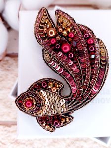 Broche unique faite à la main avec broderie perlée et travail de perles détaillé, bijoux élégants pour femmes - Product Image 5