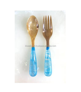 Premium Aqua Swirl Motif Marbre Look Multicolore Salade Serveur Tendance Conception avec Poignée en Résine et Corne Fourchette Outils à Salade - Product Image 1