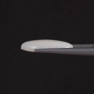 โอปอลธรรมชาติสีขาวรับรองโดย IGI น้ำหนัก 5.19 กะรัต รูปทรงวงรี ขนาด 18x11 มม. ตัดด้วยมือ ขัดเงา ผ่านการเคลือบแว็กซ์/น้ำมัน สภาพดี - Product Image 2