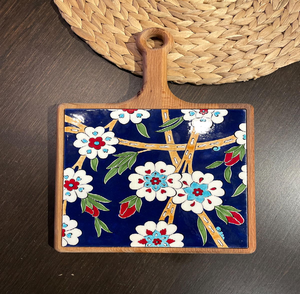 Plateaux rectangulaires en bois foncé avec décor de carreaux en forme de tulipes turques. Disponible aux prix de gros. - Product Image 6