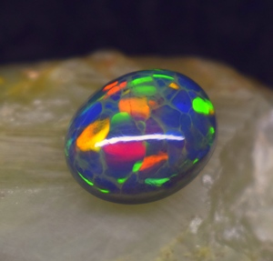Opale naturelle multicolore cabochon taille ovale 6,9 carats pierre précieuse non montée 14,2x12x8mm du Rajasthan pour la fabrication de bijoux - Product Image 3