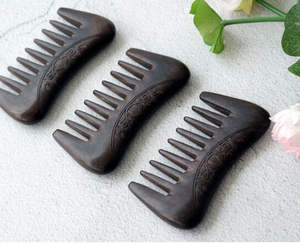 Peigne à cheveux antistatique démêlant en bois de santal poli tendance, écologique, artisanal, pour barbe et hommes femmes - Product Image 5