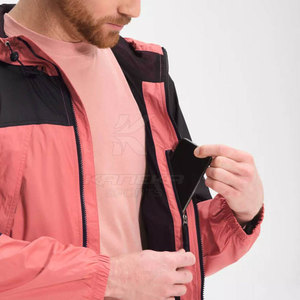 Veste d'hiver à capuche en softshell avec tissu résistant à l'eau, logo sur le devant, respirante et écologique pour une utilisation en extérieur - Product Image 4