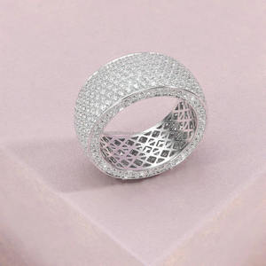 Bague de mariage pour homme en argent sterling 925 avec moissanite taillée en cluster et sertissage pavé, ajustement confortable, cadeau de luxe éthique pour anniversaire - Product Image 5