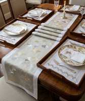 Sets de Napperons et Serviettes Brodés Or et Blanc à Motifs Géométriques – Style Classique, Lavables, en Coton – Idéaux pour la Maison, les Mariages et les Événements – Décoration de Table