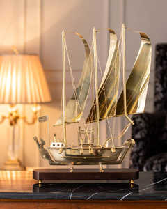 Maquette de bateau Art Déco artisanale en laiton et bois, motif géométrique abstrait, décoration de table faite à la main pour salon - Product Image 3