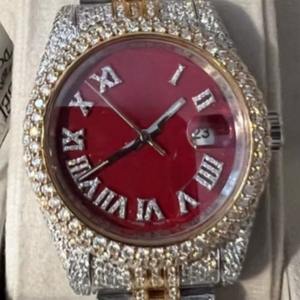 นาฬิกาผู้ชายแบบฝังเพชรหรูหรา สายสแตนเลสสตีลสองสี หน้าปัดสีแดง เพชรโมอิสซาไนต์ VVS1 ของขวัญสุดหรู ขายดี - Product Image 2