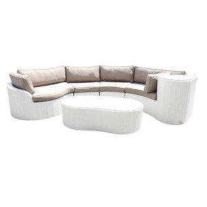 Ensemble de canapés en rotin d'extérieur moderne avec table en verre, design contemporain, coussins marron, structure en osier blanc - Product Image 3