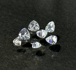 Moissanite de laboratoire taillée en triangle |   Clarté VVS |   Jeu de couleurs/Feu |   Pierre brute certifiée par un tiers pour la fabrication de bijoux - Product Image 4