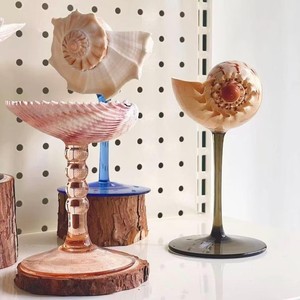 El elegante patrón de una copa de vino con diseño de conchas marinas refleja la luz de manera hermosa, creando un efecto visual brillante. - Product Image 1