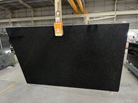 Grande dalle de granit noir Galaxy indien, polie et finition honedée, moderne, pour plan de travail de cuisine, revêtement de sol de villa, écologique et durable