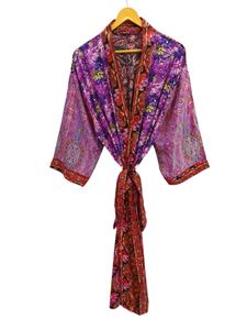 Kimono vintage de seda con patchwork de sari, túnica larga para cubrir el bikini, ropa de dormir, hecho a mano en India con seda de sari reciclada. - Product Image 2