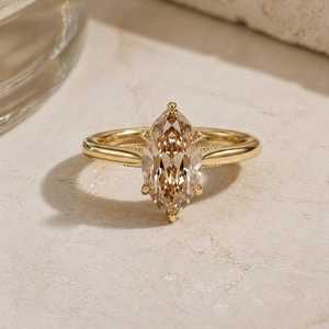 Anillo de Compromiso de Lujo con Diamante Cultivado en Laboratorio, Corte Marquesa, Color Champán, 2.01CT, Oro Amarillo de 14K, Engaste de Garras, Marca Royal Saga, Certificado IGI - Product Image 2
