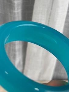 Bracelet manchette en résine bleue fait main, massif, bombé et convexe, couleur cyan aqua uni, bijoux pour femme - Product Image 2