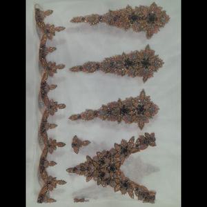 Tissu patch encastré avec cristaux de luxe élégamment brodés à la main pour des coupes traditionnelles - Product Image 2