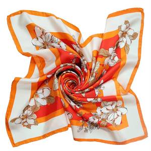 ผ้าพันคอไหมแท้ทรงสี่เหลี่ยมสำหรับผู้หญิง ลายดอกไม้สีส้ม พิมพ์ลายดิจิทัล ผ้าคลุมไหล่หรูหรา ขอบสีน้ำเงิน - Product Image 4