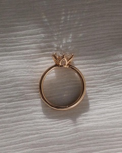 Nouvelle conception de bague de fiançailles pour femme avec diamant de laboratoire, solitaire à 6 griffes, or 18 carats, bague de demande en mariage certifiée IGI, clarté VVS2, blanc E - Product Image 5