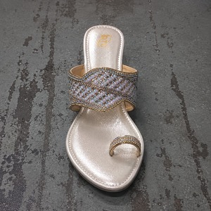 Sandales plates ouvertes Kolhapuri à paillettes avec bride en strass, confortables et respirantes, de haute qualité, pour femmes et jeunes filles, idéales pour les festivals - Product Image 3