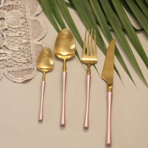 Juego de Cubiertos Portugueses de Acero Inoxidable 18/10, Diseño Moderno, para Bodas y Eventos, 4 Piezas, Acabado Negro Dorado Espejo - Product Image 2