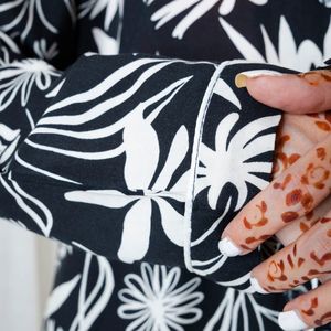 Conjunto de Pijama para Mujer con Estampado Floral Tropical en Blanco y Negro, Camisa de Manga Larga con Botones y Pantalones a Juego, Ropa de Dormir Suave e Informal, Fabricante - Product Image 2