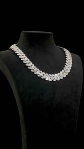 Chaîne cubaine en moissanite fabriquée en Inde, sertie de diamants, style hip-hop, collier bling-bling pour hommes, pour mariage, fêtes et événements, en vente - Product Image 6