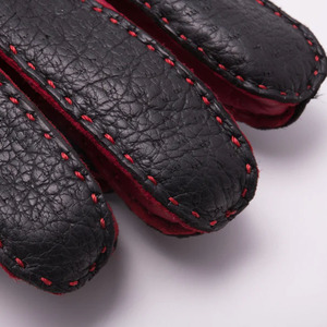 Gants d'hiver noirs en cuir véritable pour femmes, texture granulée, gants d'hiver à doigts entiers avec doublure en tricot et coutures rouges et bouton-pression - Product Image 2