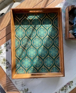 Plateau de service rectangulaire en bois et métal Moradabad avec poignées en corde, motif nature morte moderne, lot multi-pièces, décoration en bois - Product Image 3