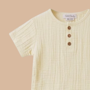 Camiseta Henley de Manga Corta de Muselina Orgánica Cot & Candy, Colección Brisa de Verano - Tops Elegantes para Bebés - Product Image 3