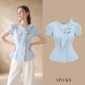 Chemisier asymétrique élégant bleu ciel pour femme avec détail écharpe nouée drapée intégrée, conception personnalisée, haut de bureau ELIORA (ODM/OEM) - Product Image 1