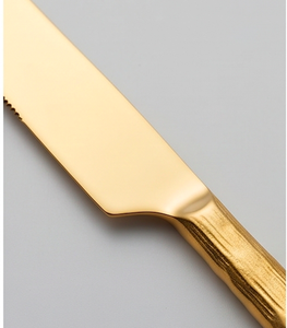Juego de cubiertos dorados de 5 piezas, diseño moderno, mango martillado, apto para lavavajillas, para uso en la mesa de comedor. - Product Image 2