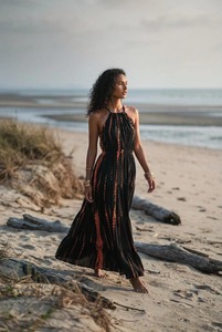 เดรสยาวทรงปล่อยชายสีน้ำเงินกรมท่าสไตล์โบฮีเมียนสำหรับผู้หญิง ผ้าเรยอน ย้อมสีแบบไทได คอวี แขนกุด เหมาะสำหรับวันหยุดพักผ่อน สวมใส่สบายๆ - Product Image 3