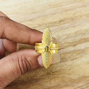 Anillo de Latón con Textura de Hoja a la Moda, Anillo Chapado en Oro Hecho a Mano con Peridoto, Anillo Grueso Estilo Bohemio, Anillo de Declaración con Patrón Étnico Tribal - Product Image 6
