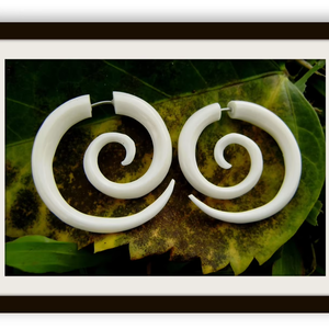 Boucles d'oreilles classiques en os, fabrication artisanale - Product Image 6