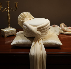 Turban de Mariage de Luxe en Soie Crème avec Broche Sarpech en Cristal et Plumes – Vente en Gros de Turbans Ethniques Designer Safa Pagri pour Hommes - Product Image 3