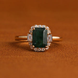 Anillo de Compromiso de Oro Amarillo de 14K con Gema Verde Corte Esmeralda y Halo de Diamantes, Joyería Fina Personalizada para Mujer - Product Image 1