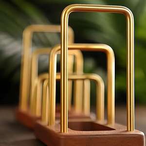 Juego de bandejas para cables de madera con ranuras curvas y estante superior para un almacenamiento organizado en la encimera - Product Image 4