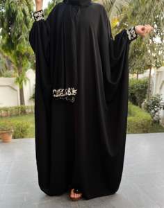 Abaya élégante noire en polyester pour femme, manches longues, poignets brodés floraux, robe maxi islamique modeste, kaftan pour fête ou mariage à Dubaï - Product Image 1