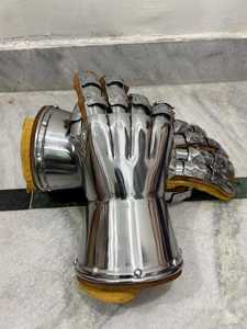 Gants de guerrier médiévaux en acier plaqué argent, style antique, artisanat en métal poli, objet de collection - Product Image 5