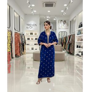 Kaftán de Terciopelo Bordado de Lujo – Disponible en Colores Personalizados – Abaya Bordada a Mano al por Mayor - Product Image 4