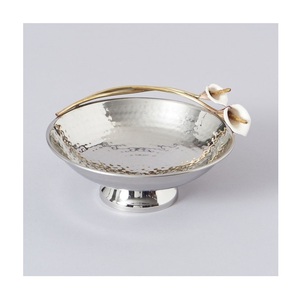 ชามทรงสูงตกแต่งสไตล์โมเดิร์น ผิวเงินขัดลายกระจก พร้อมฐานวงแหวนสีทองเชื่อมต่อกัน สำหรับตกแต่งบ้านและโรงแรม - Product Image 4