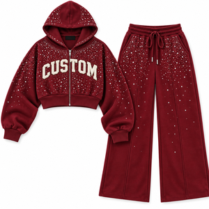 Ensemble de survêtement personnalisé pour femme avec strass, comprenant un sweat à capuche court zippé et un pantalon large en molleton bordeaux, style jogger épais - Product Image 3