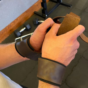สายรัดข้อมือยกน้ำหนักแบบหนัง  สำหรับออกกำลังกาย  น้ำหนักเบา ระบายอากาศได้ดี  บุหนานุ่ม  รับน้ำหนักได้มาก  โลโก้ยิมแบบกำหนดเองได้  สำหรับทุกเพศ - Product Image 6