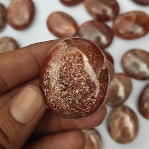 Pierre de paume en pierre de soleil dorée et pierre de lune noire de qualité supérieure |   Cristal de diamant naturel poli, thème Amour, guérison énergétique - Product Image 1