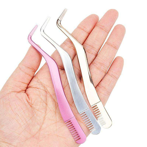 Pince à épiler sourcils 2-en-1 Kaamir Instruments avec peigne intégré, pointe fine, en acier inoxydable, faite à la main, manche confortable, luxe, personnalisable avec logo - Product Image 6