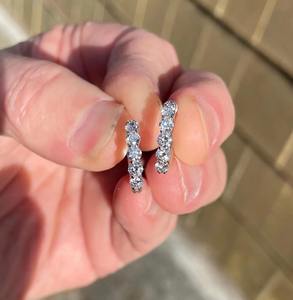 Boucles d'oreilles créoles Huggie en or 14K avec diamant de laboratoire 1 carat taille ronde, bijoux fins de qualité supérieure, cadeau pour femme - Product Image 5