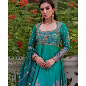 Traje de Seda Pura Verde Esmeralda al por Mayor 2026 con Bordado a Mano y Dupatta Estampada - Colección Ssumaira - Product Image 4