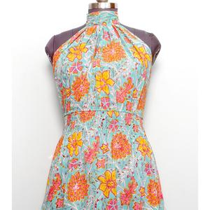 เดรสยาวผู้หญิง ผ้าฝ้าย 100% ระบายอากาศได้ดี เป็นมิตรกับสิ่งแวดล้อม ทำด้วยมือ คอแบบผูก สายคล้องไหล่ แขนแบบเปิดไหล่ ทรงเอไลน์ ลายดอกไม้สไตล์โบโฮ - Product Image 3