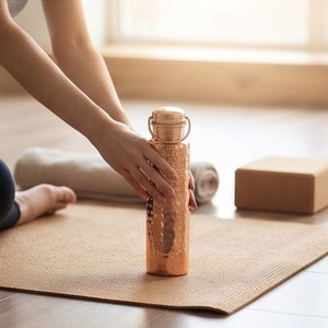 Botella de agua de cobre martillado con tapa de rosca y asa de transporte, perfecta para el hogar, la oficina, viajes, yoga y como regalo, procedente de la India. - Product Image 6